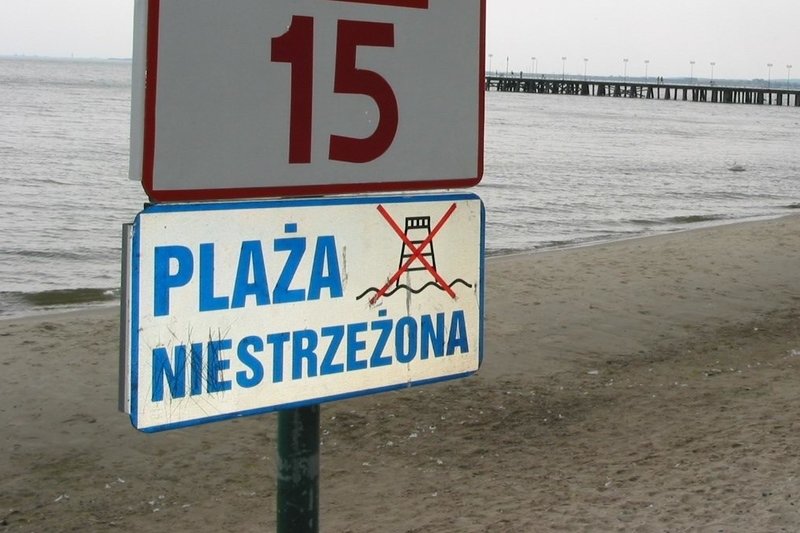 Ojciec zaczął szukać chłopca w wodzie.