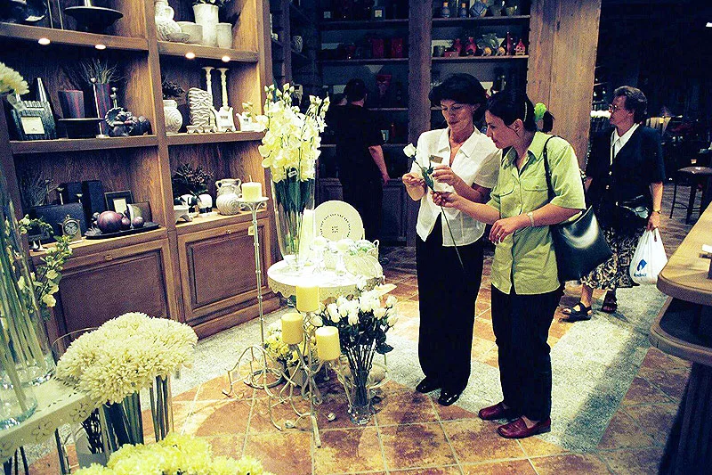 Salon Almi Decor w roku 2001.