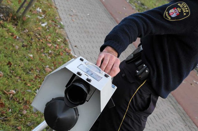 Kierowca audi był holowany na lawecie, a mimo to otrzymał mandat.