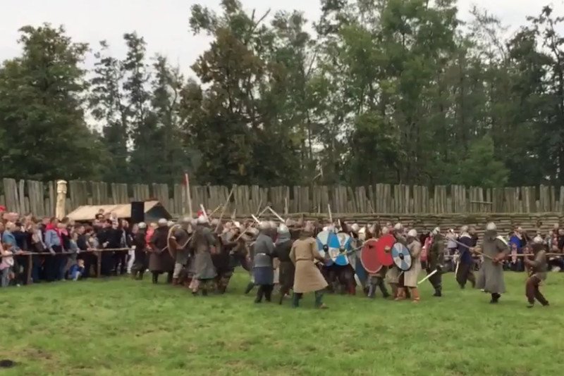 Festyn archeologiczny w Biskupinie. Podczas pokazu wojów doszło do wypadku, Olaf został trafiony toporkiem w głowę.