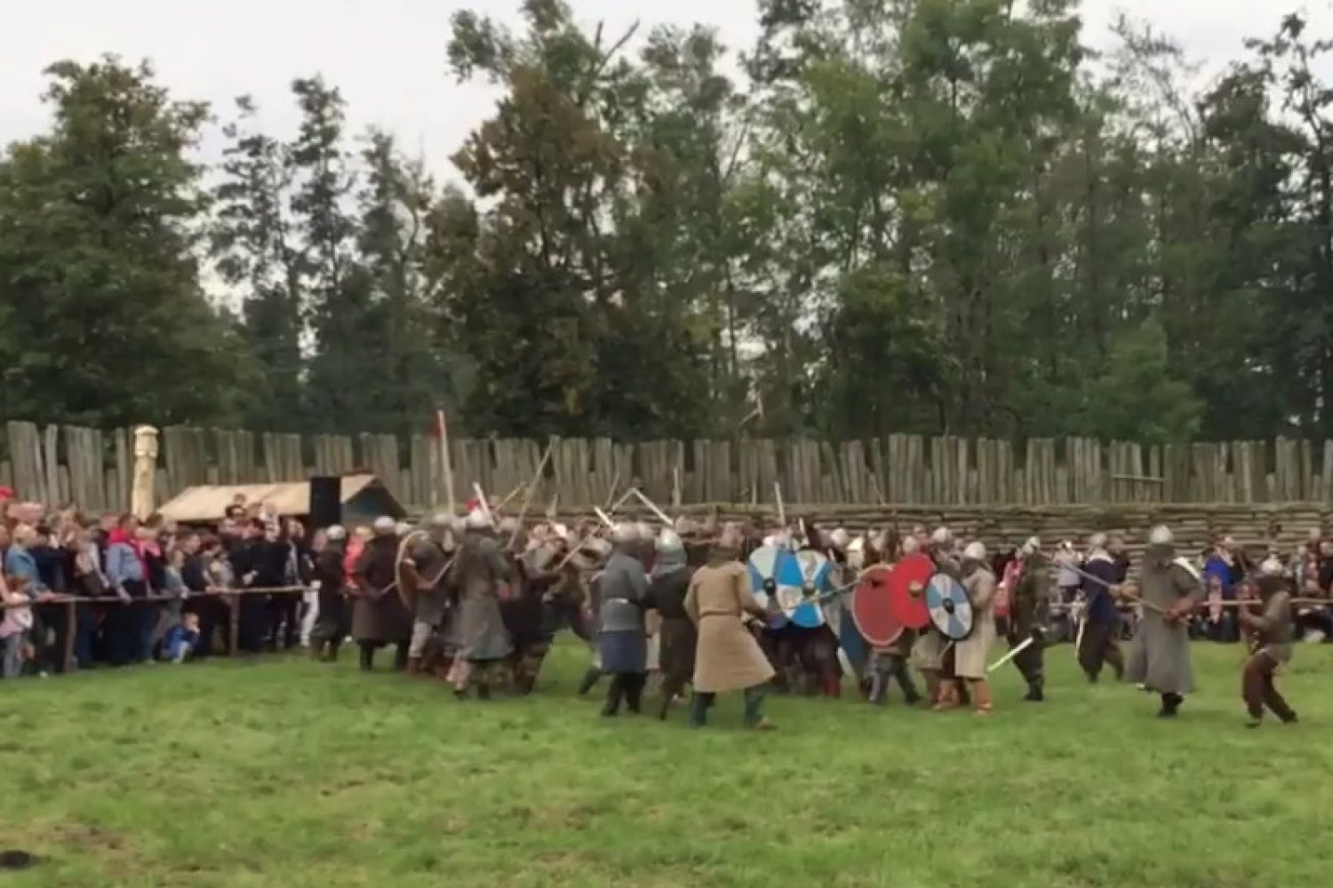Festyn archeologiczny w Biskupinie. Podczas pokazu wojów doszło do wypadku, Olaf został trafiony toporkiem w głowę.