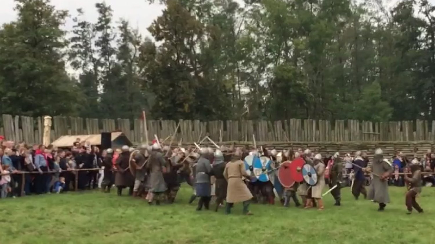 Festyn archeologiczny w Biskupinie. Podczas pokazu wojów doszło do wypadku, Olaf został trafiony toporkiem w głowę.