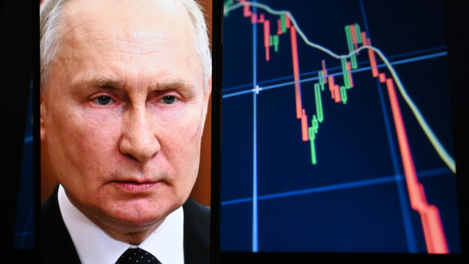 Władimir Putin na tle wykresu spadkowego. Rosyjska gospodarka i eksport ropy notują potężne straty w wyniku uderzeń ukraińskich dronów.