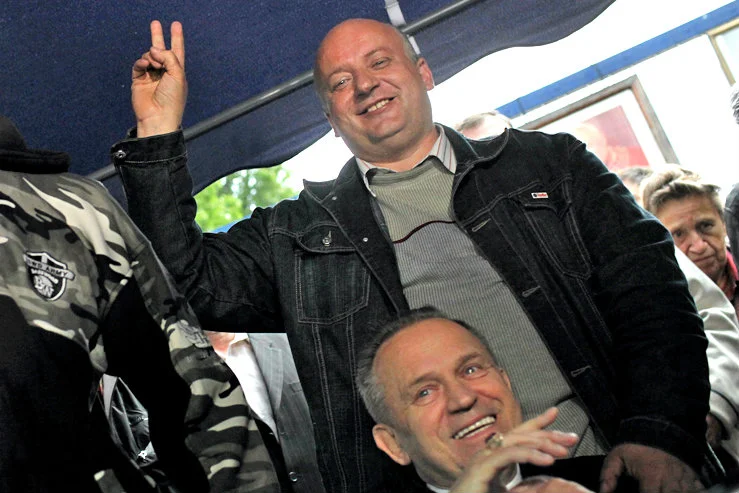 Karol Guzikiewicz, na zdjęciu nad prałatem Jankowskim, broni księdza przez oskarżeniami.