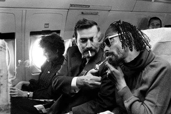 Lech Wałęsa wrzucił przeróbkę archiwalnego zdjęcia z samolotu. Internauci: jara blanty ze Snoop Doggiem.