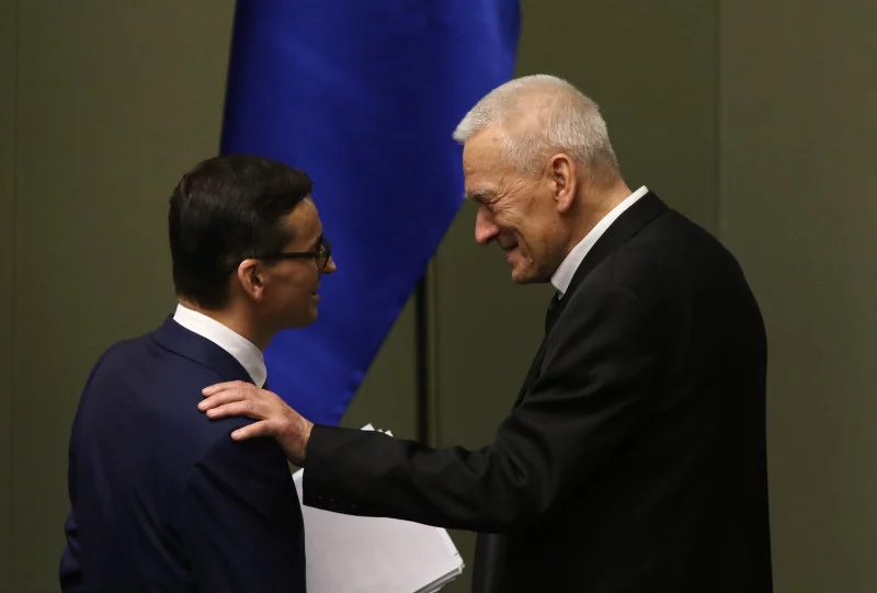 Premier Mateusz Morawiecki i jego ojciec Kornel Morawiecki po exposé szefa rządu.