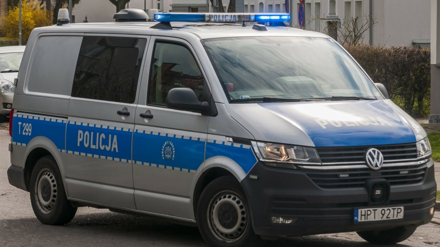 Pijani policjanci kierowali radiowozem. Nie byli w nim sami