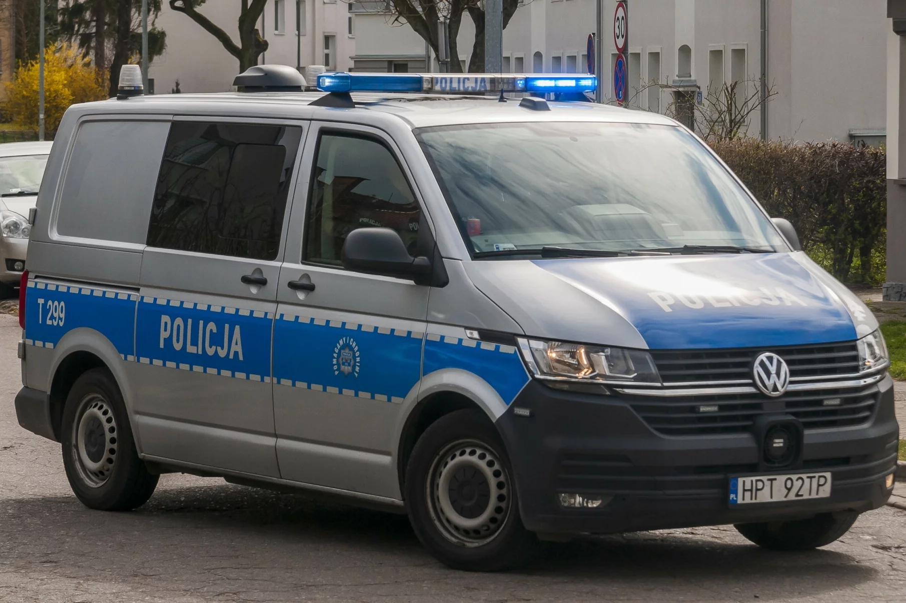 Pijani policjanci kierowali radiowozem. Nie byli w nim sami