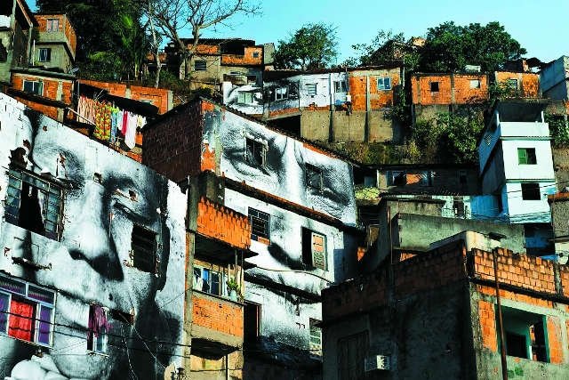 JR prezentuje swoje wielkoformatowe prace zarówno w centrach wielkich miast jak i opuszczonych przestrzeniach