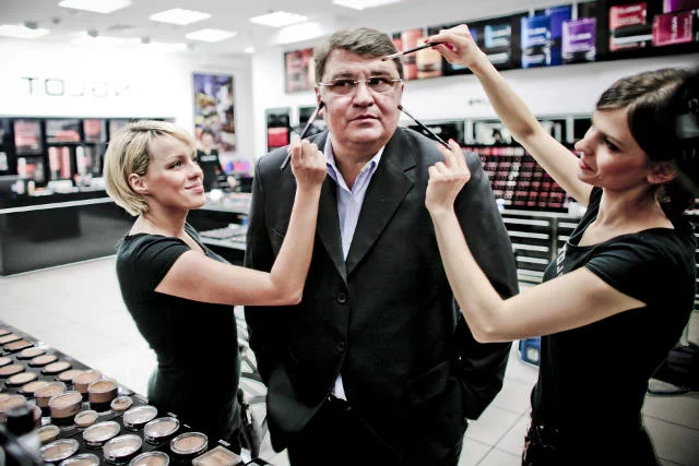 Wojciech Inglot w jednym ze swoich salonów.