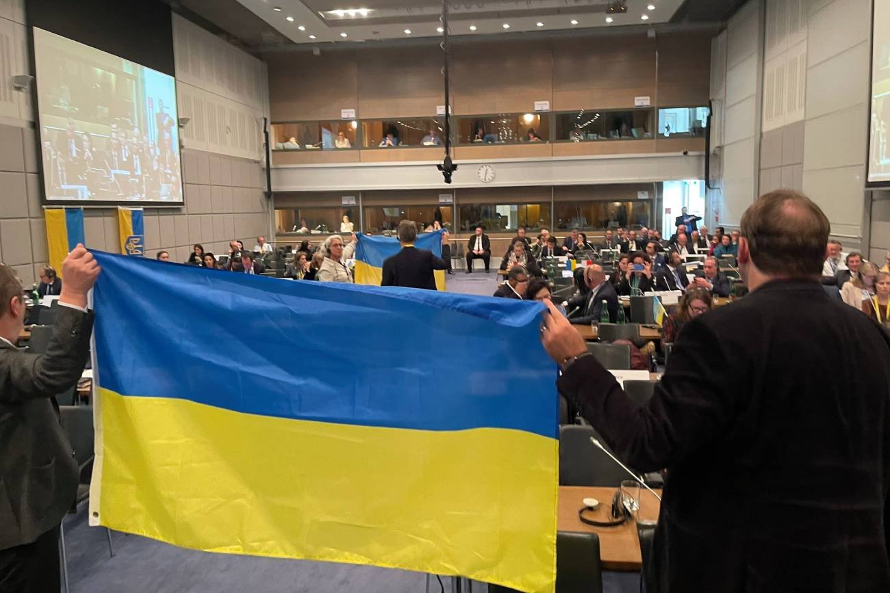 Awantura na posiedzeniu OBWE. Parlamentarzyści wyszli z sali, flaga Ukrainy