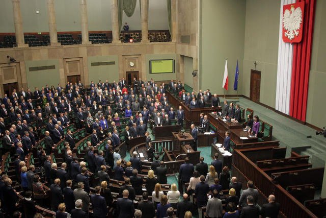 PiS vs. opozycja - w Sejmie trwała walka o komisję administracji i spraw wewnętrznych