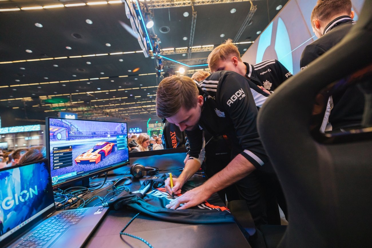 12 lutego 2023 w Katowicach zakończył się Intel Extreme Masters, jeden z największych turniejów w grę Counter Strike: Global Offensive na świecie. Na zdjęciu zwycięski team G2 Esports odwiedzający stoisko Lenovo Legion podczas IEM 2023