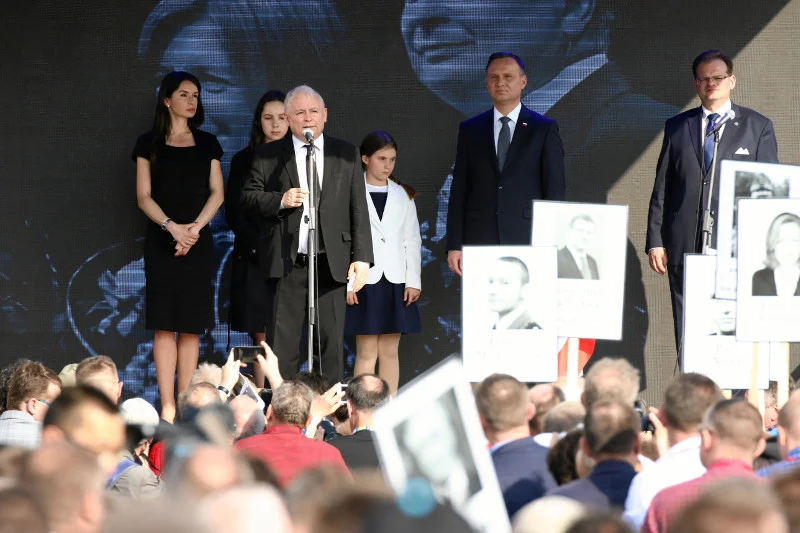 Uroczystości odsłonięcia Pomnika Smoleńskiego w Warszawie. Kasprzyk stoi po prawicy prezesa Kaczyńskiego i prezydenta Dudy
