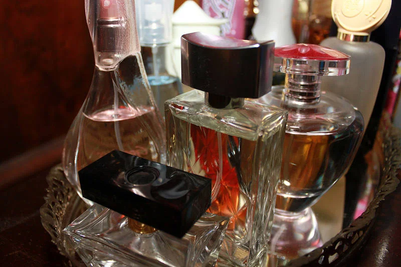Trzymanie resztek perfum, które straciły kolor ma sens tylko jeśli traktujesz je jako kolekcję do patrzenia. Używać po kilku latach nie warto, bo zapach może wywołać reakcję alergiczną