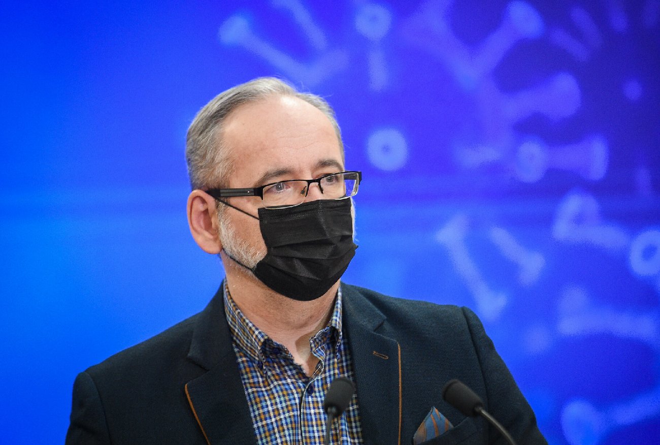 Konferencja Adama Niedzielskiego ws. pandemii. Piąta fala zakażeń koronawirusem dotarła do Polski