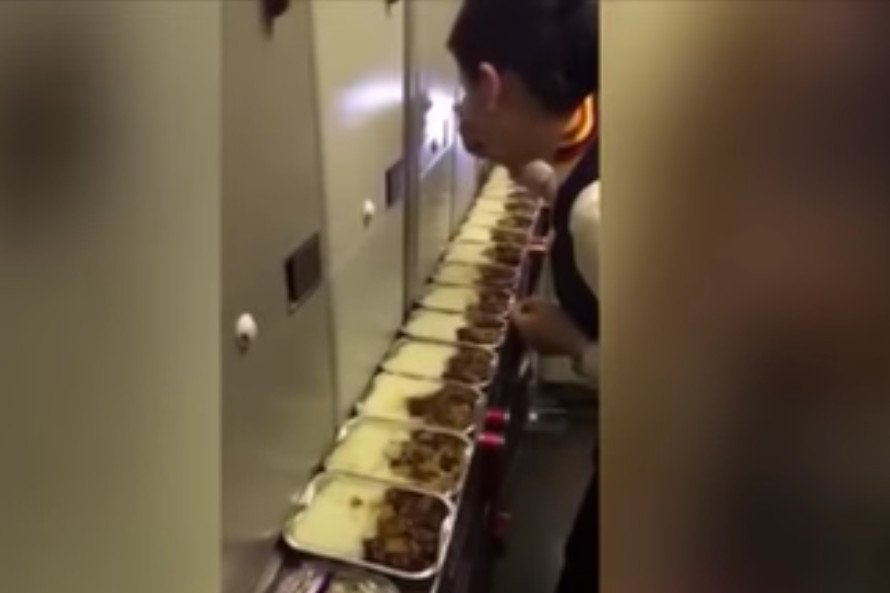 Stewardessa nagrała swoją "przekąskę".