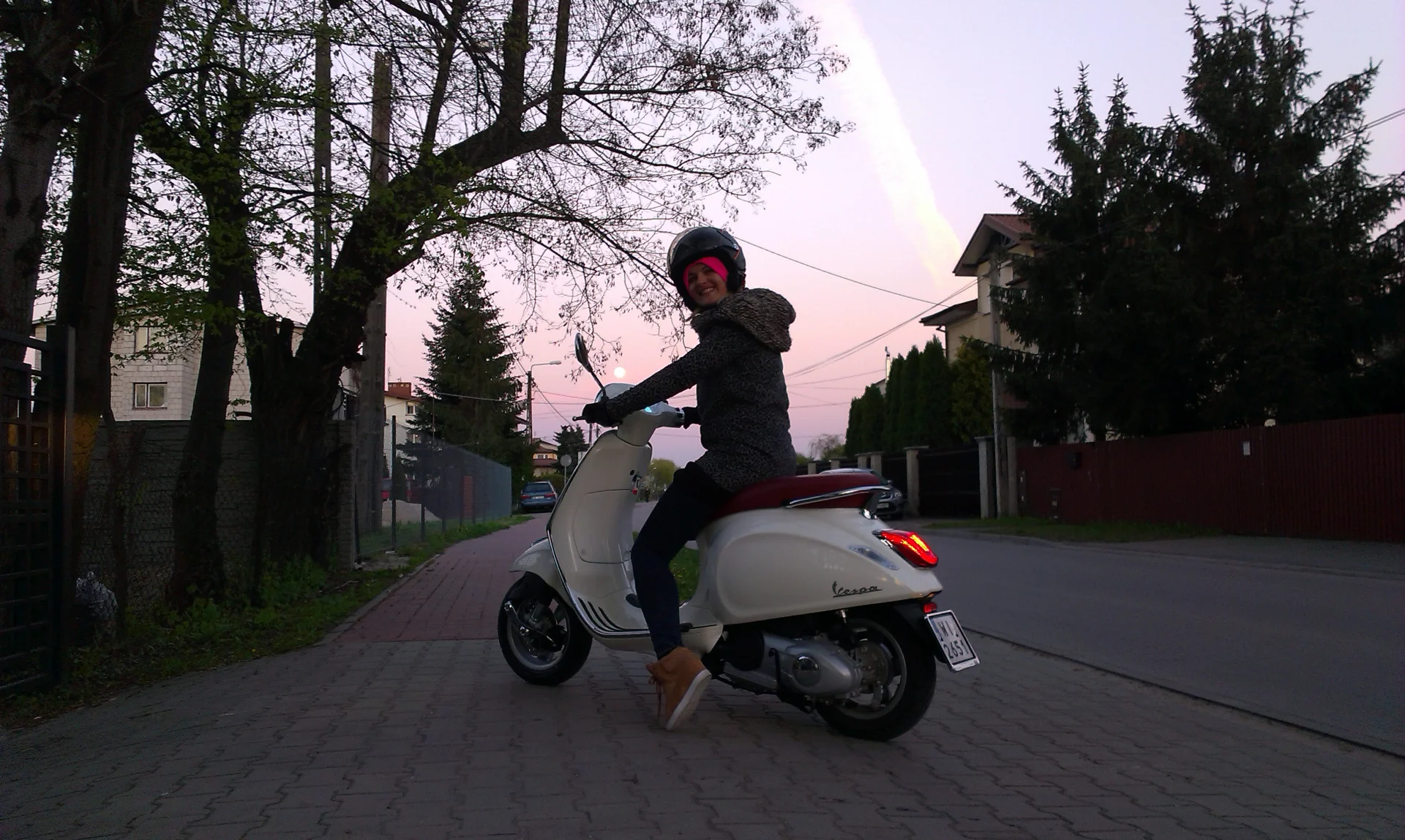Nauka jazdy na Vespie zajmuje zaledwie kilka chwila. Dzięki automatycznej skrzyni biegów jazda jest dziecinnie prosta.