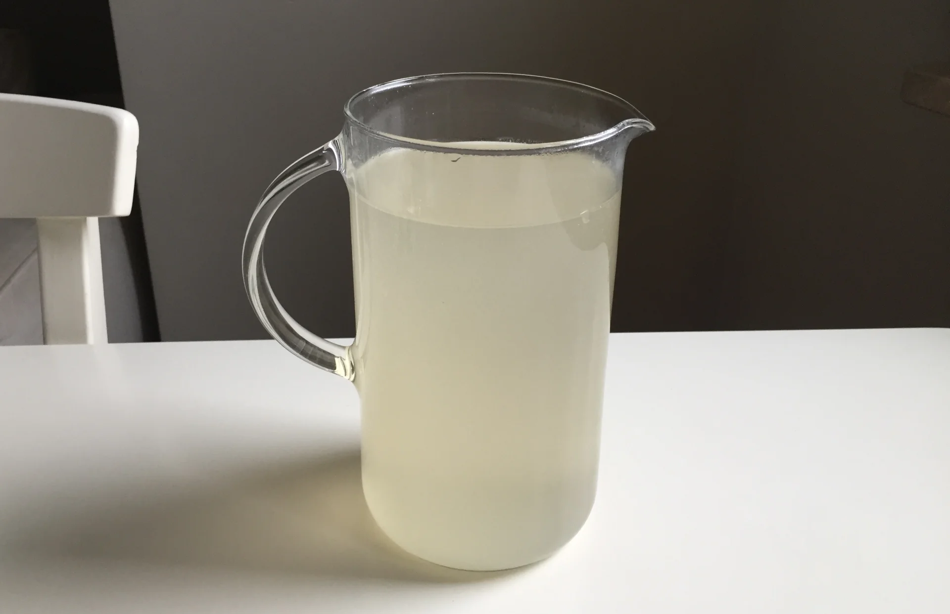 Wczesny etap produkcji: 1,5 litra wody, 10 tabletek kofeinowych, 1,5 kilo cukru, 370 ml syropu kukurydzianego, torebka kwasku cytrynowego i dwie łyżki soku z limonki