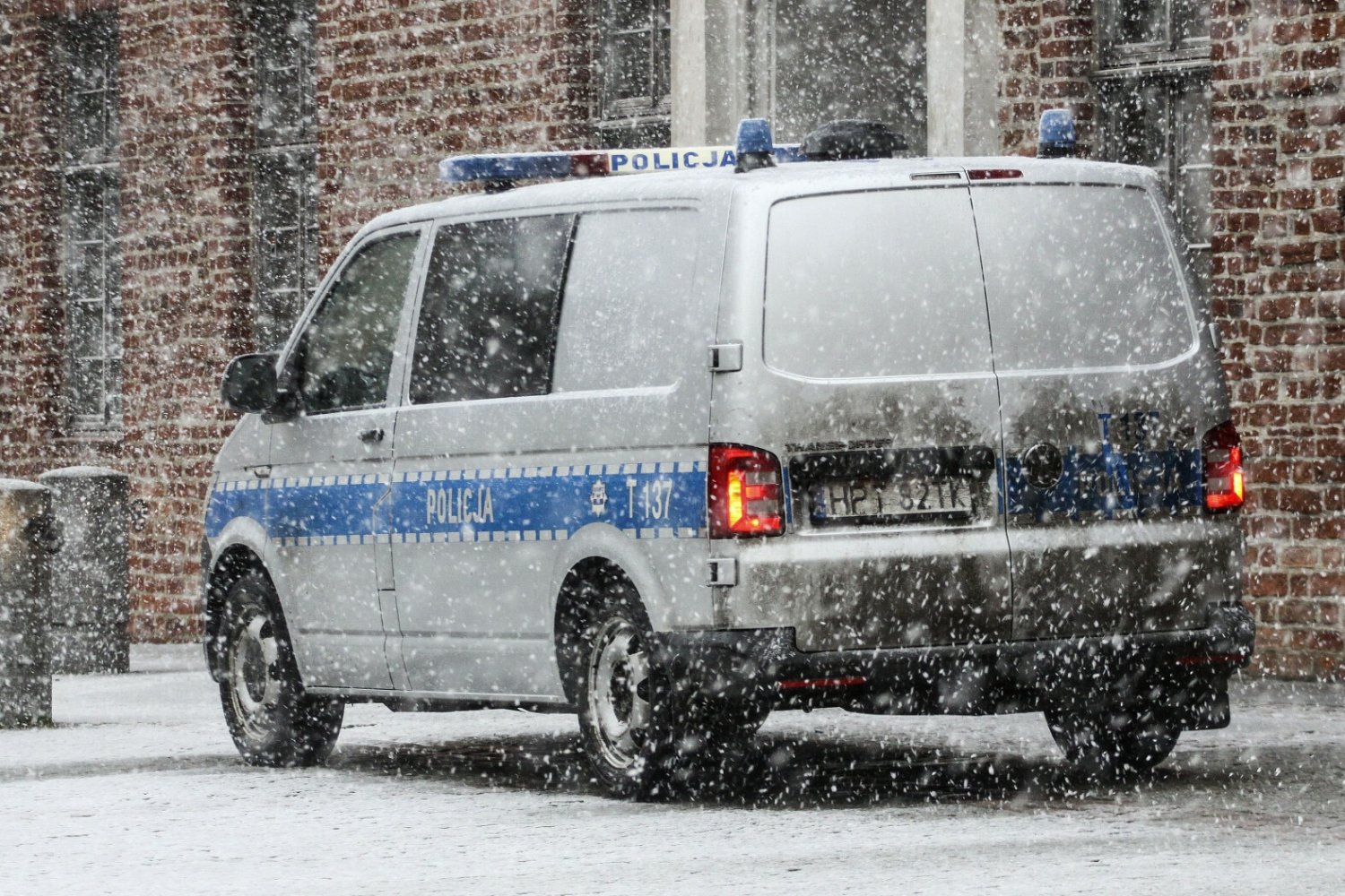 Wronów. Mężczyzna klęczał na śniegu. Dopiero policja mu pomogła.