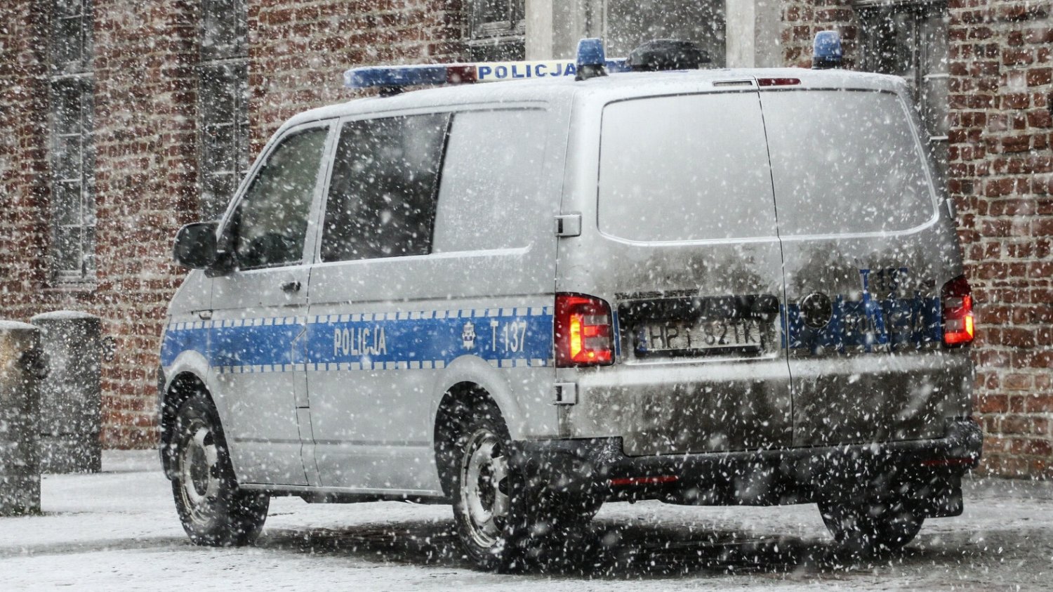 Wronów. Mężczyzna klęczał na śniegu. Dopiero policja mu pomogła.