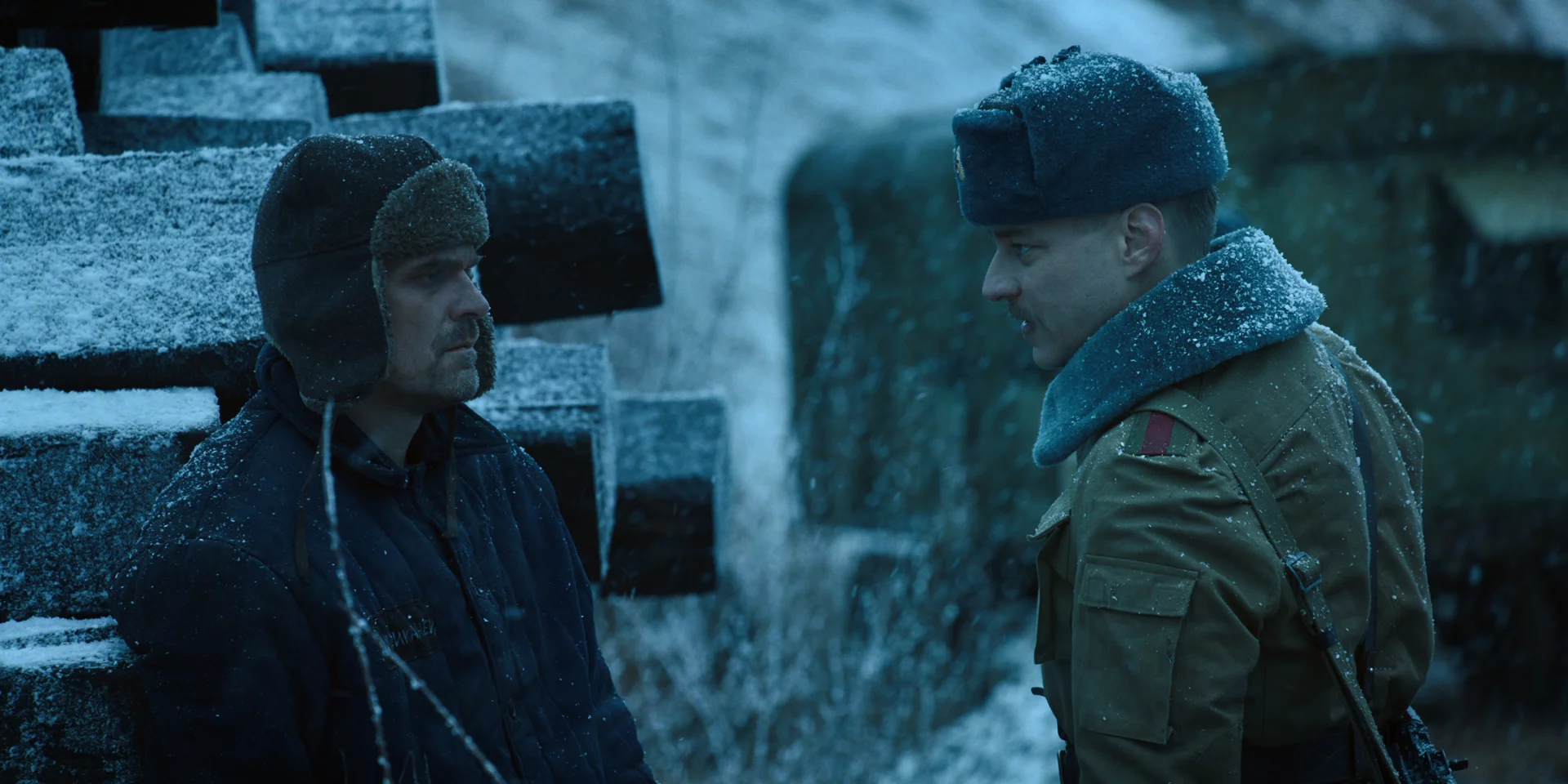 Szeryf Hopper (David Harbour) i Enzo (Tom Wlaschiha) w obozie jenieckim na Kamczatce.