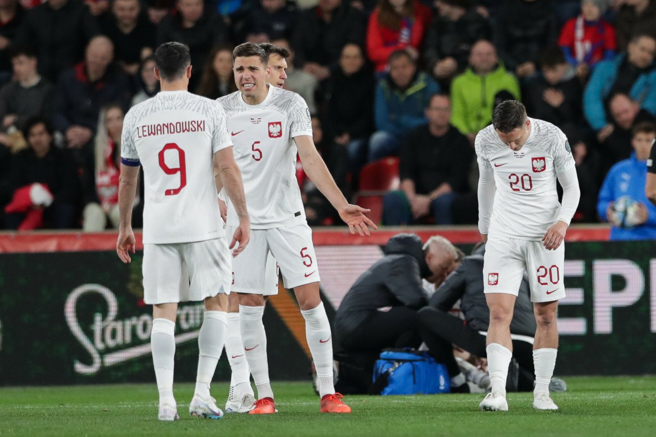 Piłkarska reprezentacja Polski od wyraźnej porażki w Pradze rozpoczęła eliminacje do mistrzostw Europy w 2024 roku.