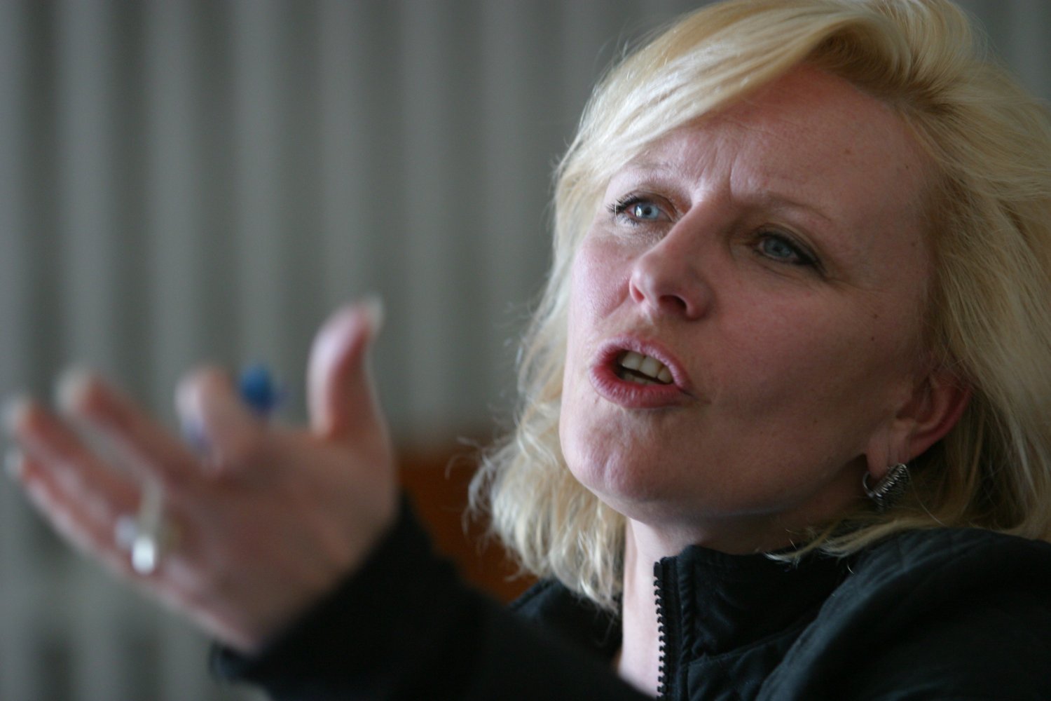 Krystyna Janda broni Jurka Owsiaka i jego działania na rzecz potrzebujących pomocy.