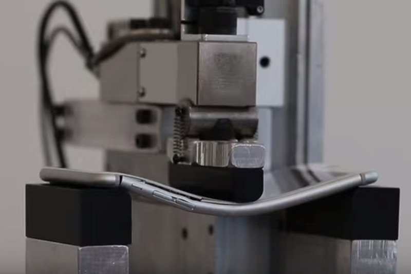 Test porównawczy najnowszych smartfonów. iPhonie 6s Plus nadal pęka szybka, ale ekran się już nie wygina