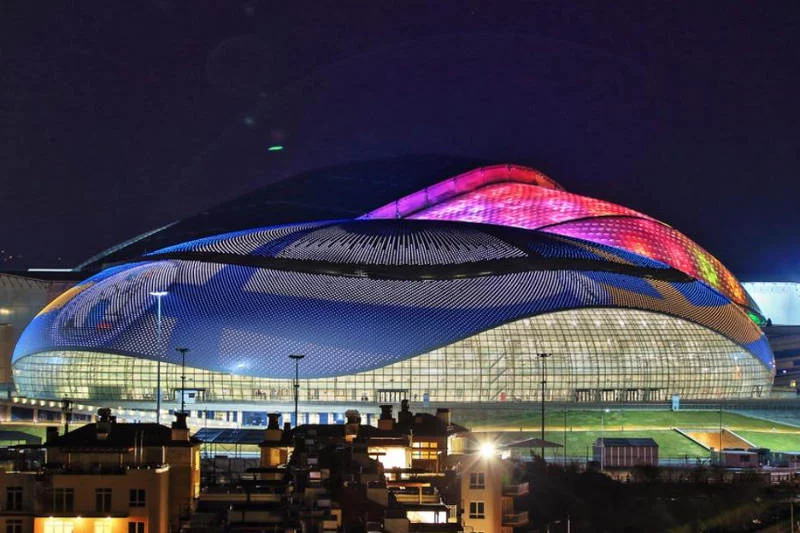 Rosjanie zdecydowali się na futurystyczne formy i spektakularne iluminacje