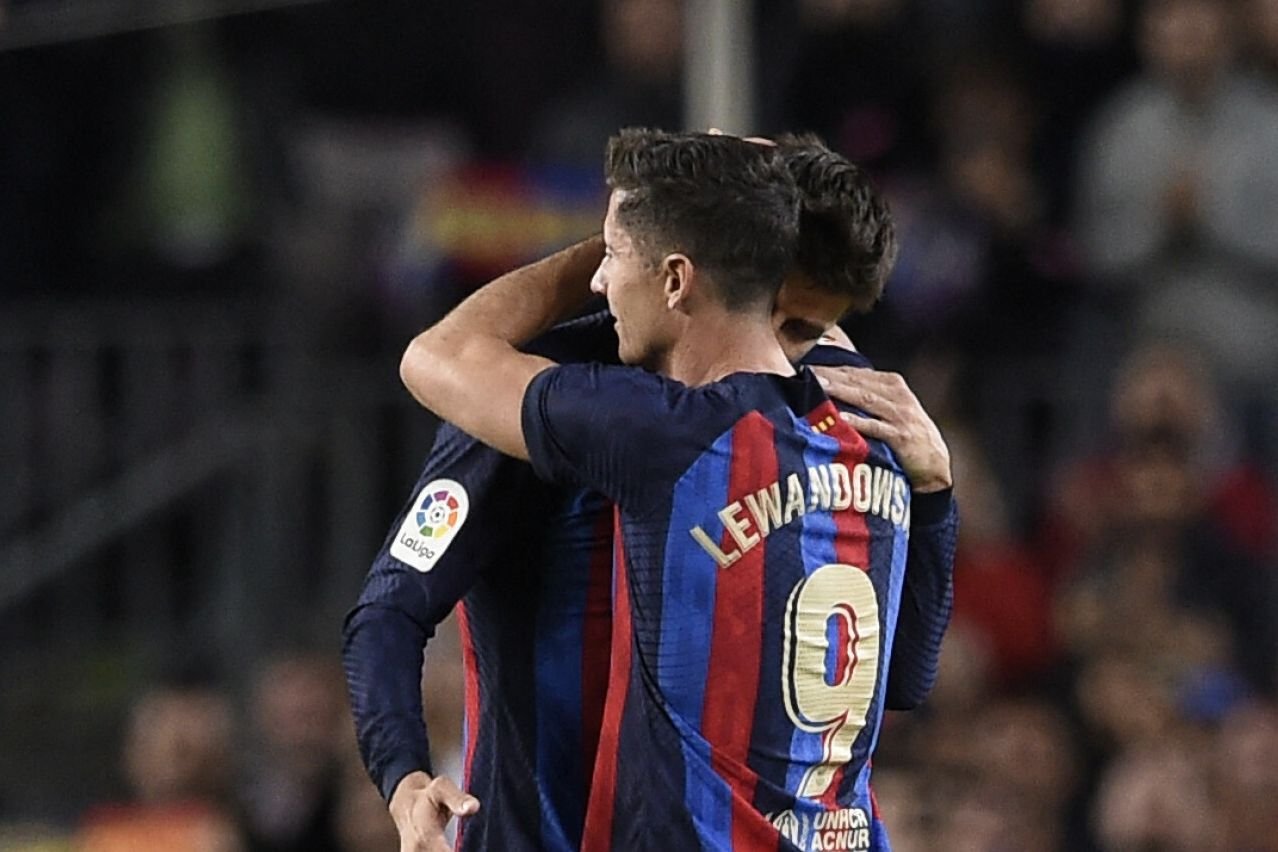 Lewandowski chciał oddać piłkę i rzut karny Gerardowi Pique. Felerna pomyłka będzie się za nim ciągnąć