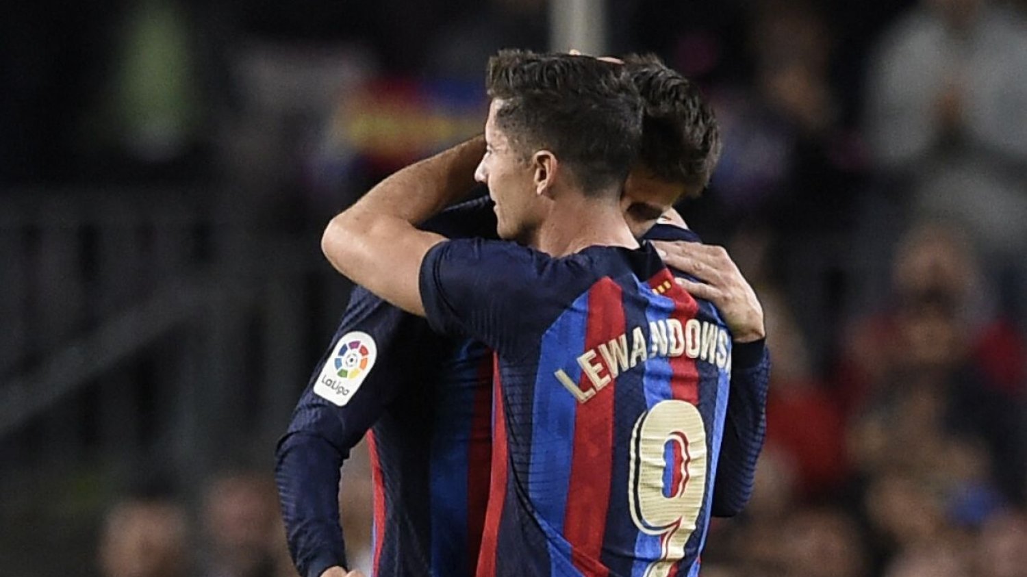 Lewandowski chciał oddać piłkę i rzut karny Gerardowi Pique. Felerna pomyłka będzie się za nim ciągnąć