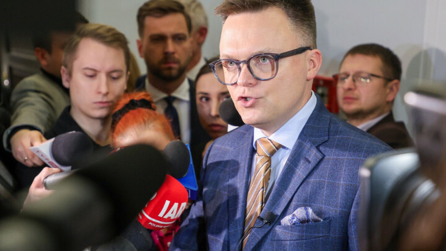 Hołownia nie wytrzymał po tym pytaniu. Tak zareagował na stawki komentatorów TVP