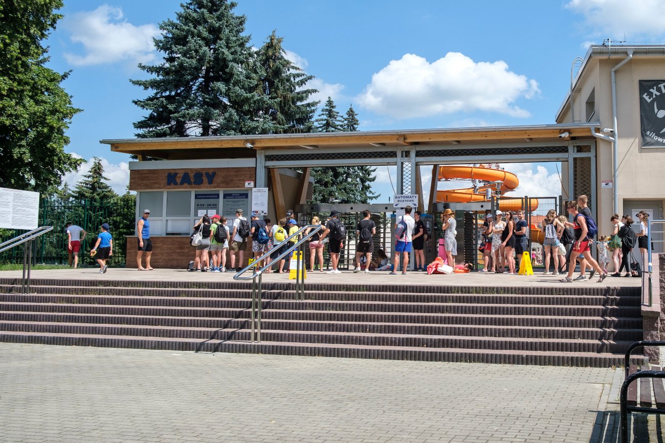 Termy Maltańskie w Poznaniu wprowadziły dodatkową kasę dla osób zaszczepionych. Nie słychać o takich rozwiązaniach na innych basenach. Na zdjęciu: ROSIR w Rzeszowie. Tu przypominają, że na basenach może przebywać nie więcej osób niż połowa obłożenia.