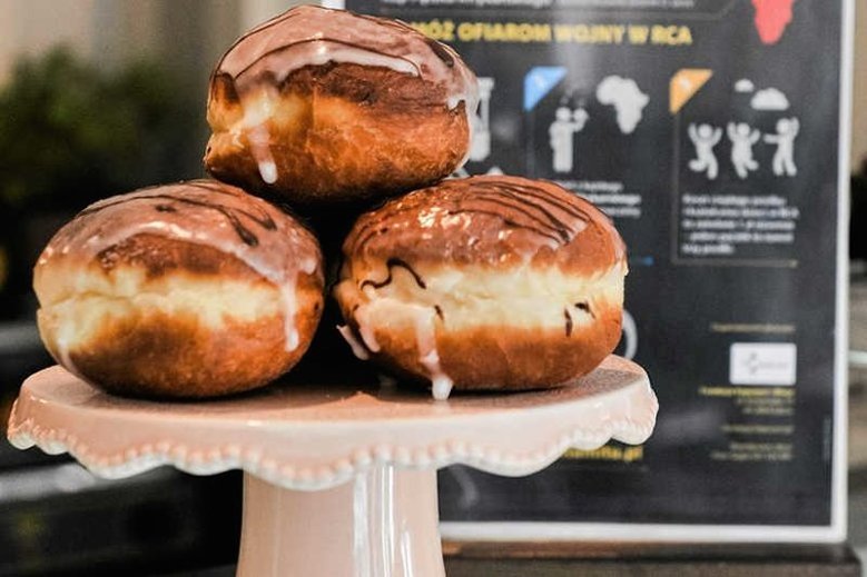 W Polsce w tłusty czwartek jemy pączki. A co jedzą Niemcy albo Brytyjczycy?