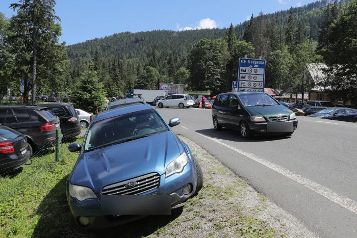 Auta na parkingach i prowizorycznych miejscach parkowania w pobliżu drogi nad Morskie Oko.