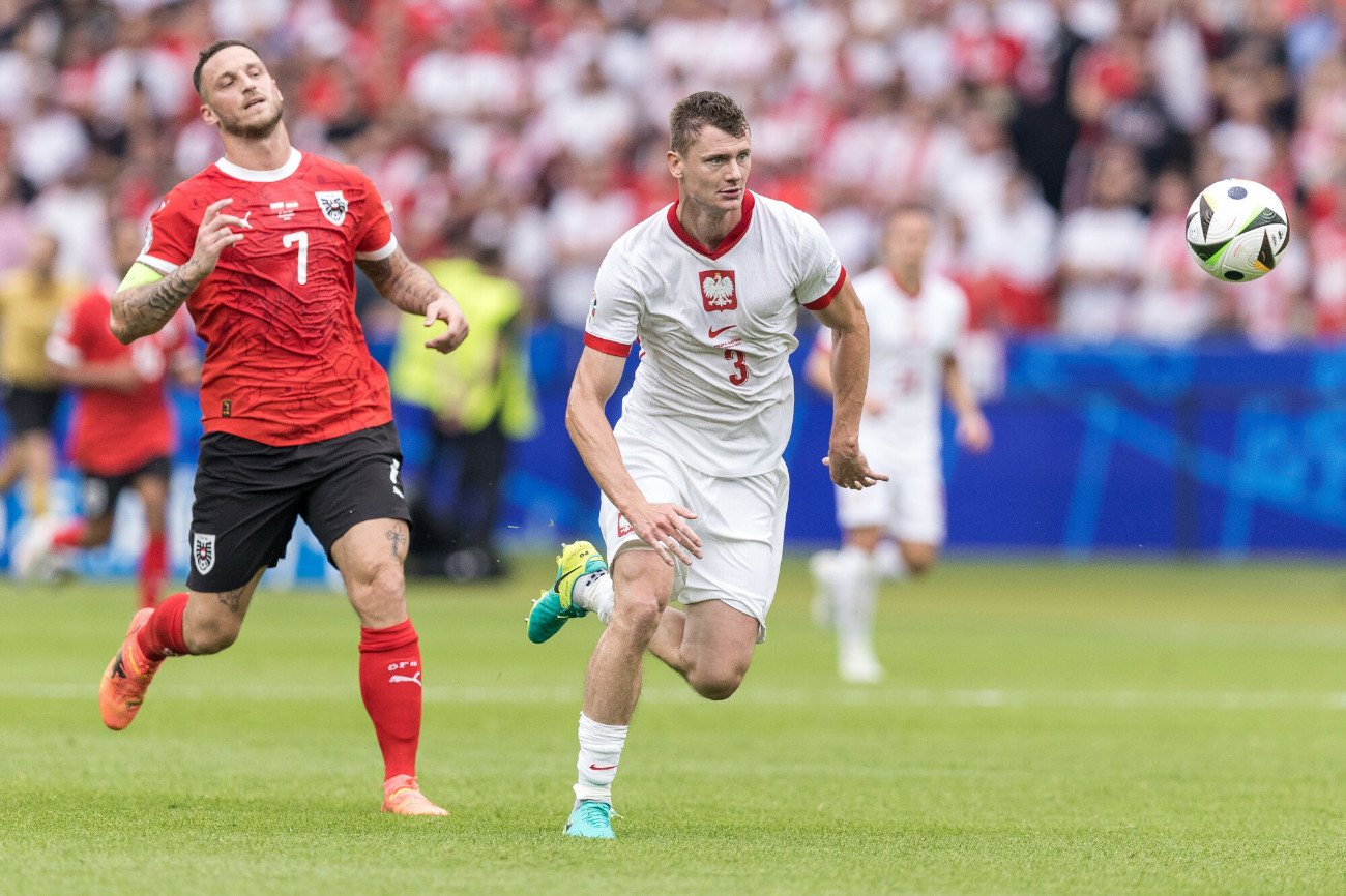 Paweł Dawidowicz (na biało) to filar linii defensywnej kadry Probierza