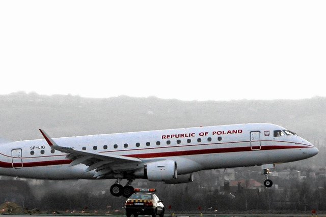 Dziennikarz pisze o powrocie Szydło i towarzyszących jej osób z Londynu.