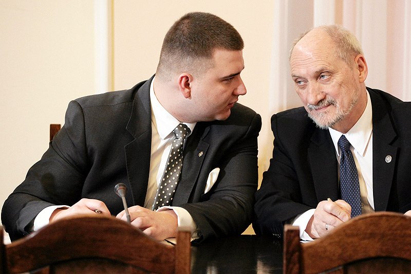 Po ujawnieniu "nowych ustaleń" związanych z wybuchem na pokładzie Tu-154M Bartłomiej Misiewicz ma powody do zadowolenia. On takie teorie wygłaszał już ponad rok temu.