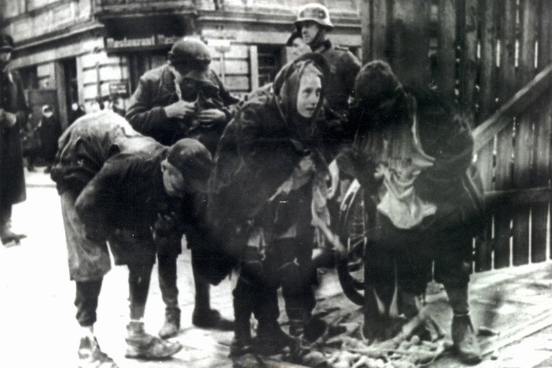 Dzieci szmuglujące żywność do getta przy bramie na rogu Leszna i Żelaznej.