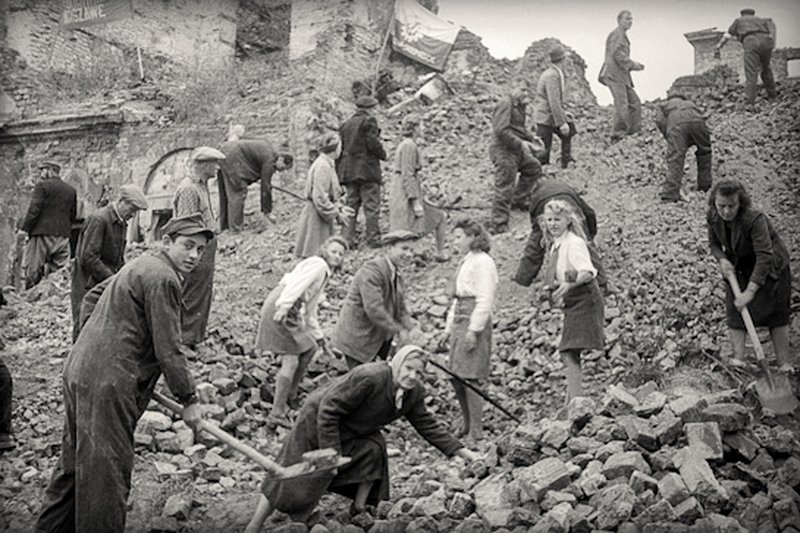 Odgruzowywanie stolicy w czynie społecznym.