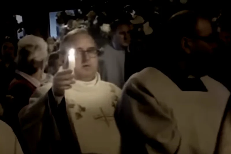 Ks. Andrzej Skarżyński, mimo ciążących na nim zarzutów, wciąż jest widywany na uroczystościach religijnych.