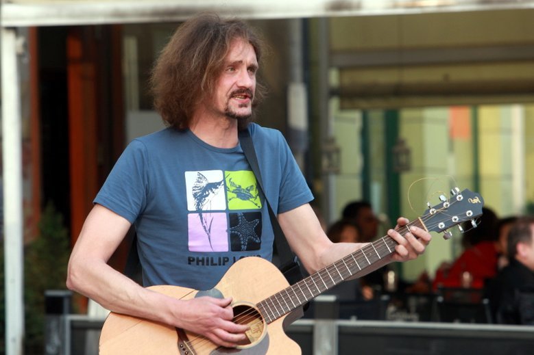 Gienek Loska miał wylew i jest teraz w śpiączce. Lekarze, rodzina i znajomi walczą o jego powrót do zdrowia.