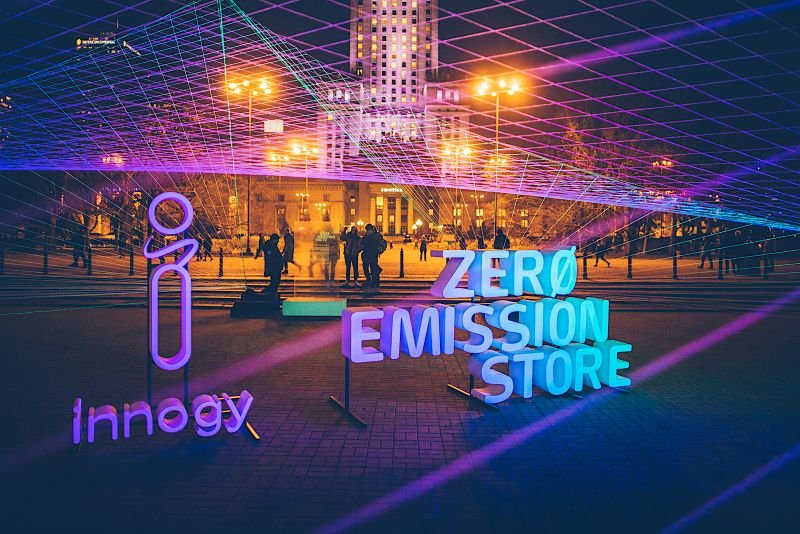 Wyjątkowa instalacja stanęła naprzeciwko Pałacu Kultury i Nauki, w samym centrum Warszawy.