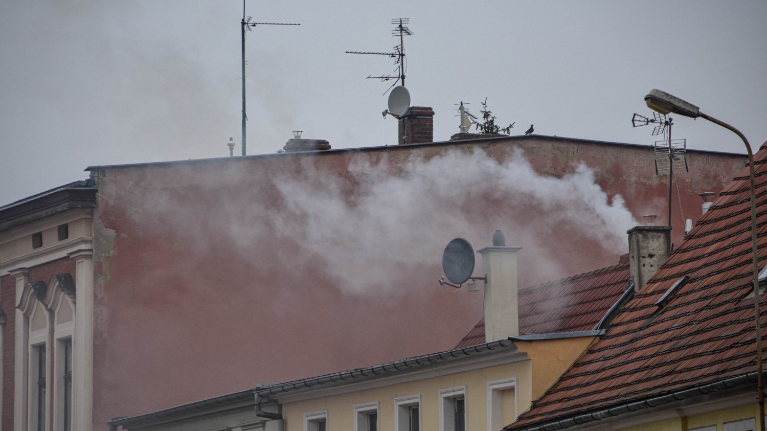 Zanieczyszczenie powietrza nie tylko zwiększa ryzyko demencji, ale może również przyspieszać przebieg choroby Alzheimera.