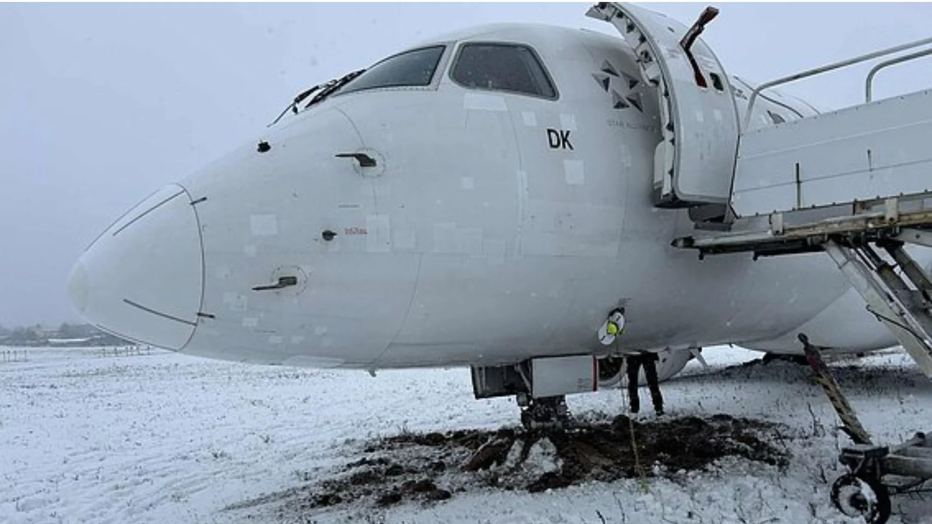 Polski samolot wypadł z pasa w Wilnie. Mamy komentarz PLL LOT Polski samolot wypadł z pasa w Wilnie. Mamy komentarz PLL LOT