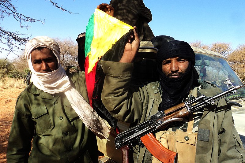 Bojownicy z flagą Azawadu