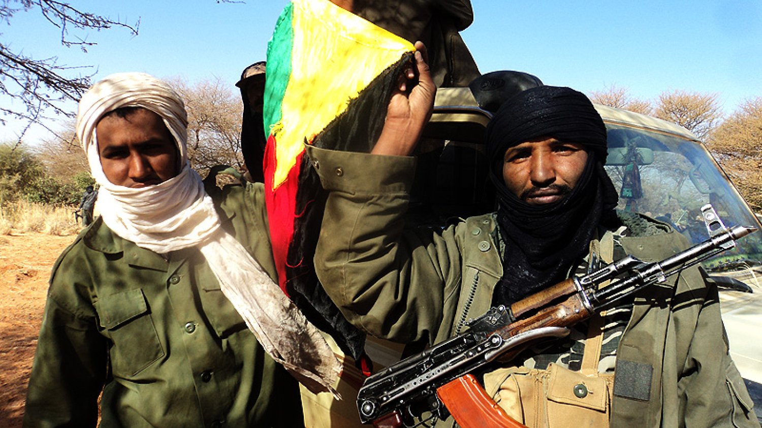 Bojownicy z flagą Azawadu