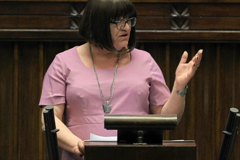 Anna Grodzka, posłanka Ruchu Palikota, może zapłacić 500 zł mandatu z powodu flag, które wywiesiła przed swoim biurem poselskim.