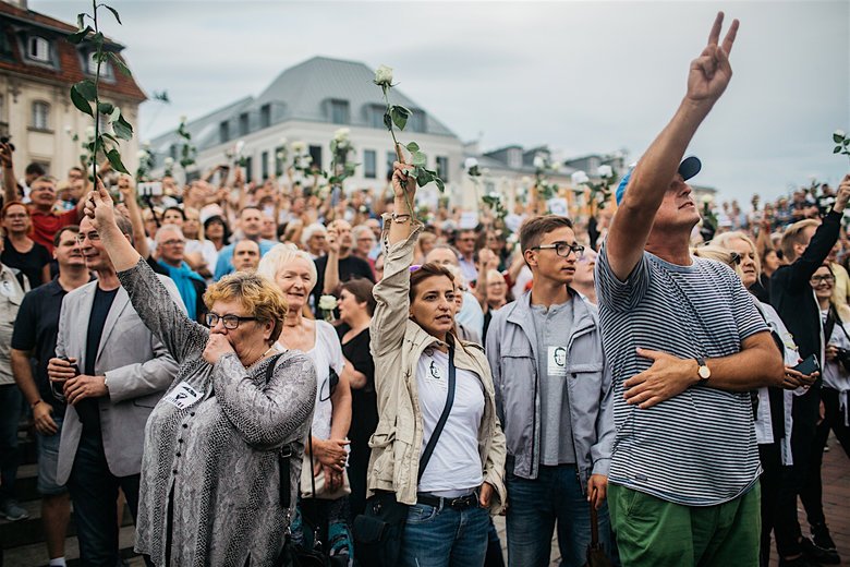 Język w telewizji narodowej jest pełen nienawiści. Dziennikarze używają coraz ostrzejszych określeń, a to powoduje wzrost napięcia między opozycją, a rządem.